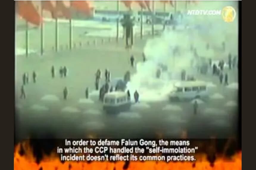 Captura de pantalla del reportaje de NTDTV sobre las "autoinmolaciones" escenificadas en la plaza de Tiananmen, en Beijing (China), el 23 de enero de 2001. (Captura de pantalla/NTD).