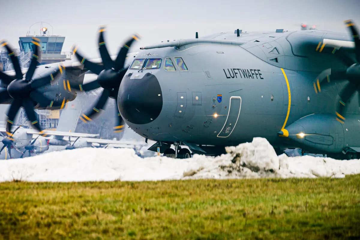 <em>Un avión de transporte Airbus A400M de la Fuerza Aérea Alemana rueda por la pista de la base aérea de Wunstorf, en la región de Hannover (Alemania), mientras tropas de países de la OTAN llegan a Groenlandia para reforzar la seguridad, el 15 de enero de 2026. Moritz Frankenberg/dpa vía AP</em>