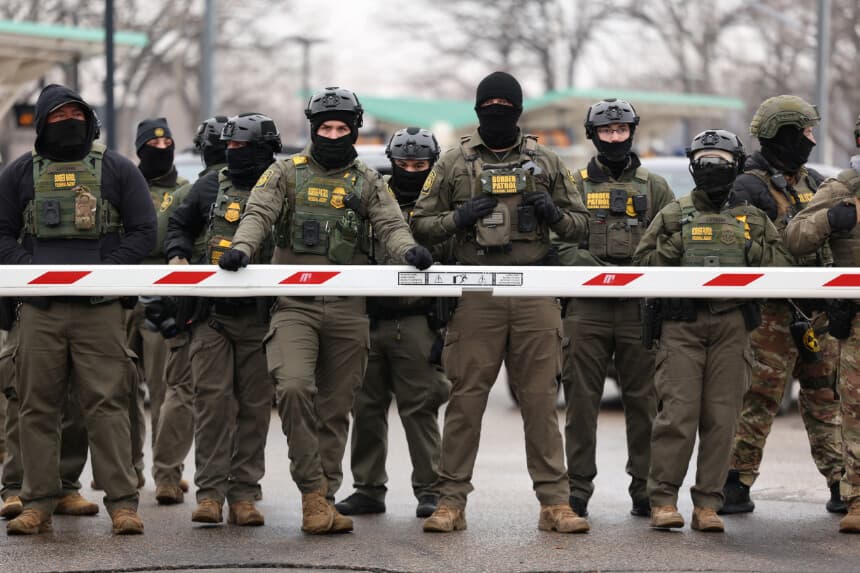 Agentes de la Patrulla Fronteriza de EE. UU. montan guardia en el edificio federal Bishop Henry Whipple en Minneapolis, Minnesota, el 8 de enero de 2026. Un agente del Servicio de Inmigración y Control de Aduanas de EE. UU. (ICE) disparó y mató a una mujer estadounidense en las calles de Minneapolis el 7 de enero, lo que provocó grandes protestas e indignación por parte de los líderes locales, que rechazaron las afirmaciones de la Casa Blanca de que se trataba de una terrorista nacional. (CHARLY TRIBALLEAU / AFP via Getty Images).