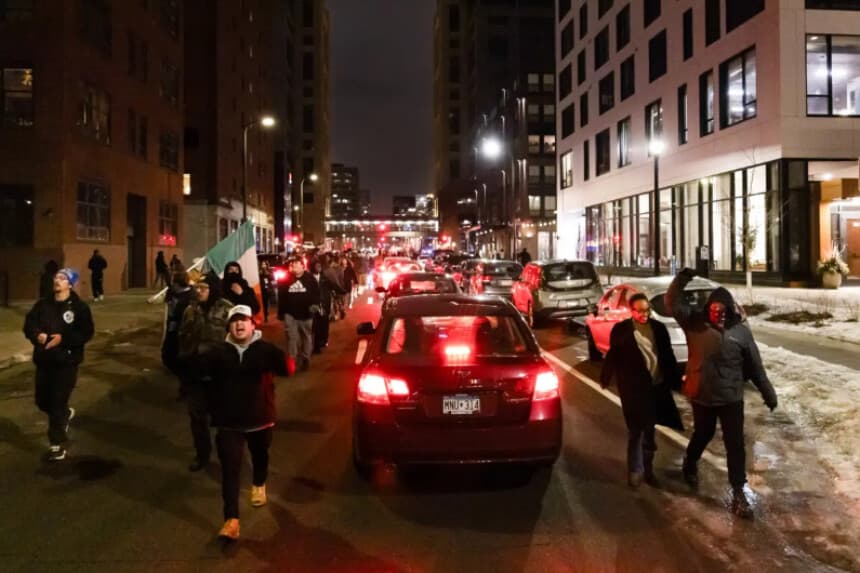 Manifestantes que protestan contra las operaciones del Servicio de Inmigración y Control de Aduanas se enfrentan a agentes de policía en Minneapolis, el 9 de enero de 2026. (John Fredricks/The Epoch Times).
