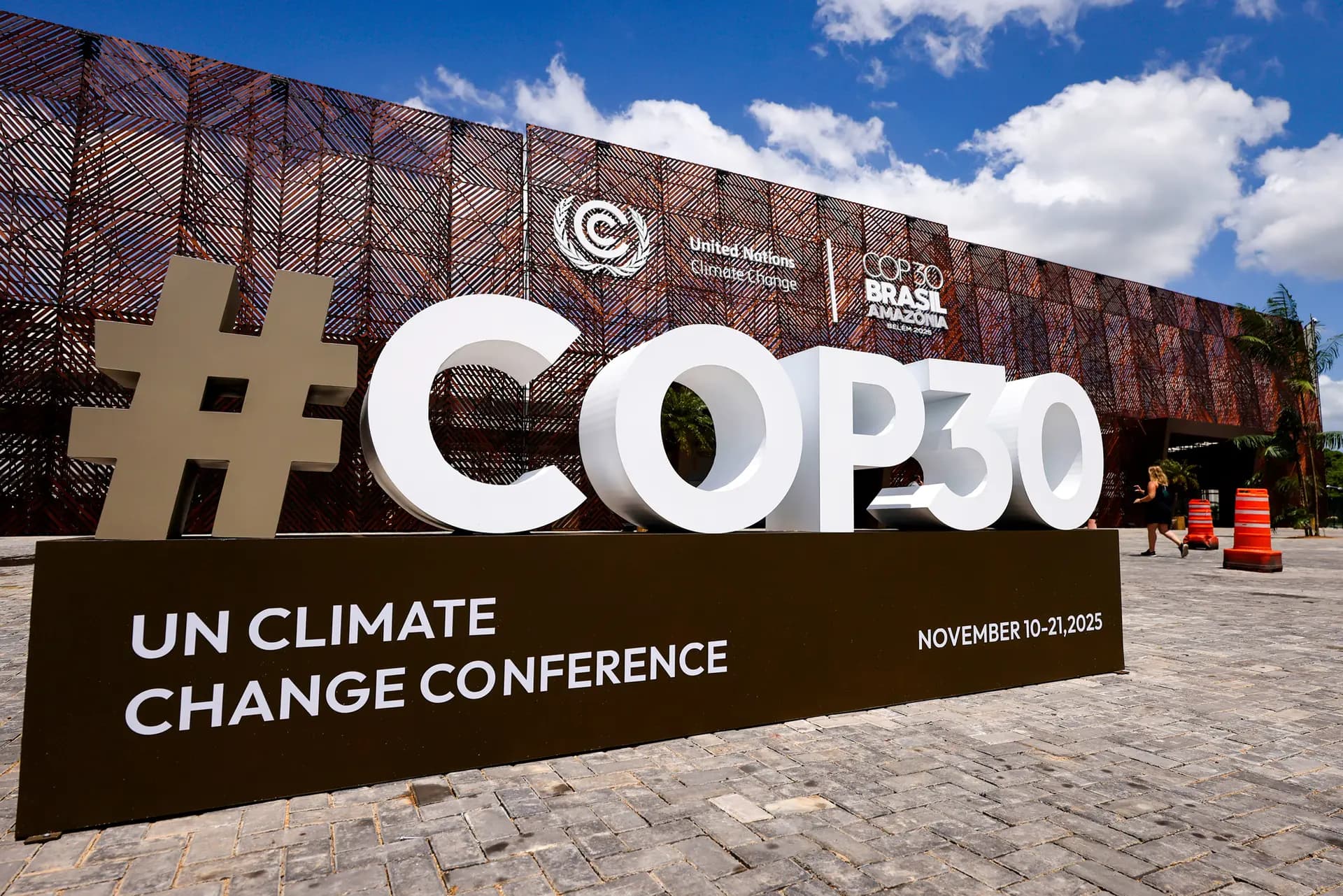 El logo de la COP30 se ve frente al edificio central antes de la COP30 Brasil Amazonía 2025 en Belém, Brasil, el 3 de noviembre de 2025. La Conferencia de las Partes (COP) se reúne anualmente para discutir y negociar sobre temas relacionados con el clima. (Wagner Meier/Getty Images)