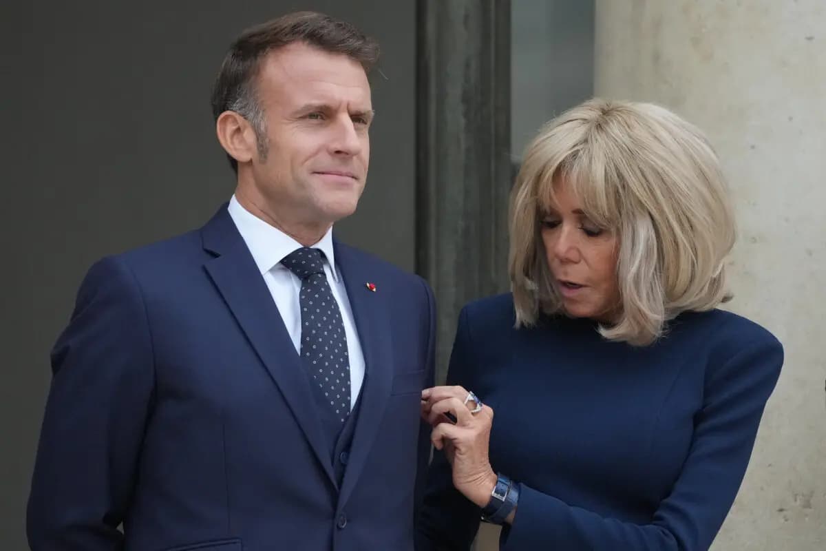 El presidente francés Emmanuel Macron y Brigitte Macron (derecha) en el Palacio Presidencial del Elíseo en París, el 8 de octubre de 2025. (Michel Euler/AP Photo).