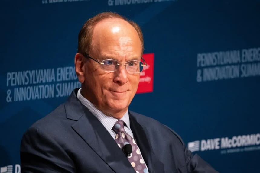 El director ejecutivo de BlackRock, Larry Fink, habla en la Cumbre de Energía e Innovación de Pensilvania, en Pittsburgh, el 15 de julio de 2025. (Samira Bouaou/The Epoch Times)