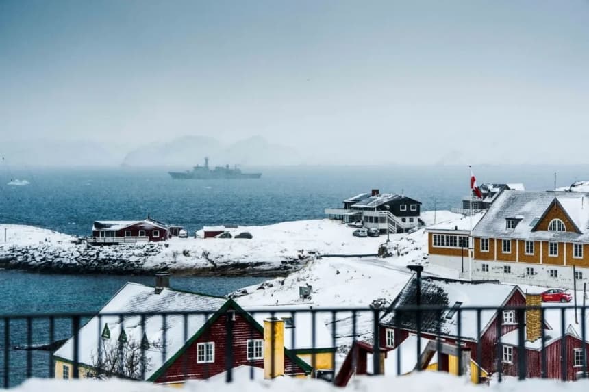 El buque de inspección HDMS Vaedderen de la Armada danesa navega frente a Nuuk, Groenlandia, el 18 de enero de 2026. (Mads Claus Rasmussen/Ritzau Scanpix/AFP a través de Getty Images)