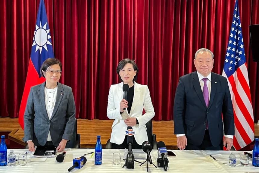 La jefa negociadora comercial de Taiwán, Yang Jen-ni (izq.), la viceprimera ministra taiwanesa Cheng Li-chiun (centro), y el máximo representante de Taiwán ante los Estados Unidos, Alexander Yui (der.), hablan en una conferencia de prensa en la Oficina de Representación Económica y Cultural de Taipéi en Washington, el 16 de enero de 2026. (Eva Fu/The Epoch Times)