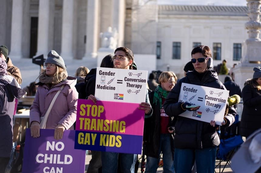 La gente protesta mientras la Suprema Corte de Justicia de la Nación examina un caso sobre la prohibición de los procedimientos de cambio de género para menores en Washington, el 4 de diciembre de 2024. (Madalina Vasiliu/The Epoch Times)