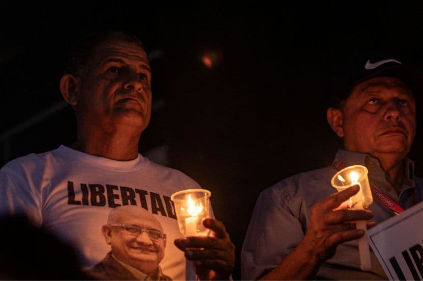 <em>Personas sostienen velas durante una jornada de oración este 16 de enero de 2026, en Maracaibo, Venezuela. (EFE/ Henry Chirinos)</em>