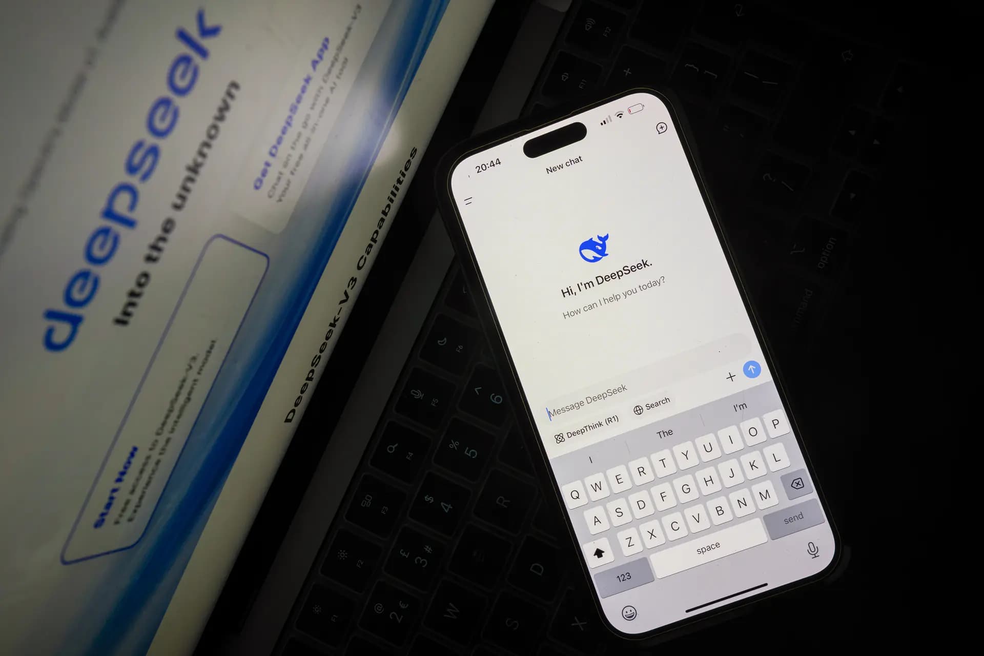 La página de búsqueda Deepseek se muestra en un teléfono móvil en Londres el 29 de enero de 2025. A medida que la adopción de la IA crece rápidamente, también lo hace el fenómeno del «AI washing», en el que las empresas realizan afirmaciones falsas o exageradas sobre las capacidades de sus modelos de IA para parecer más avanzadas y atraer inversiones o ventajas de mercado. (Leon Neal/Getty Images)