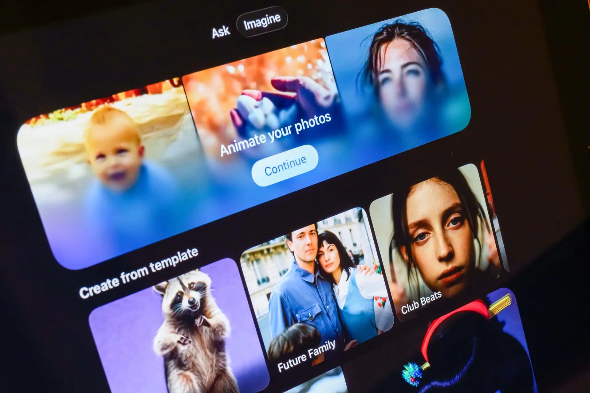 Una pantalla muestra ejemplos de vídeos creados por IA, realizados con la aplicación Grok de Xai en Londres el 12 de enero de 2026. (Leon Neal/Getty Images)