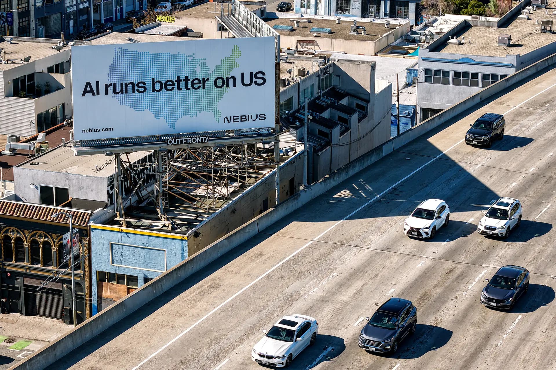 En una vista aérea, se ve una valla publicitaria de una empresa de inteligencia artificial (IA) en San Francisco el 16 de septiembre de 2025. El abogado fiscalista Chad Silver afirmó que ha visto de primera mano cómo las regulaciones relativas a las promesas de las empresas de IA son problemáticas. (Justin Sullivan/Getty Images)
