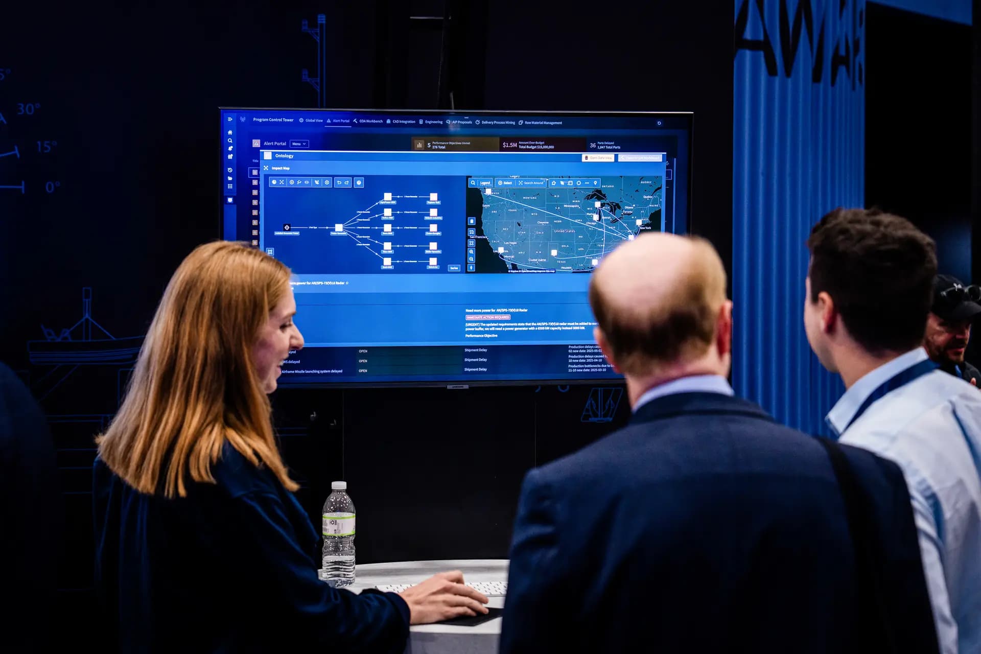 Stand de una empresa de software durante el proyecto especial de estudios competitivos AI+Expo en Washington, el 2 de junio de 2025. A medida que avanza la tecnología de IA, su uso en el trabajo administrativo de las empresas ha crecido; sin embargo, estudios recientes muestran que muchas empresas informan de un rendimiento material escaso o nulo a pesar de la importante inversión realizada. (Madalina Vasiliu/The Epoch Times)