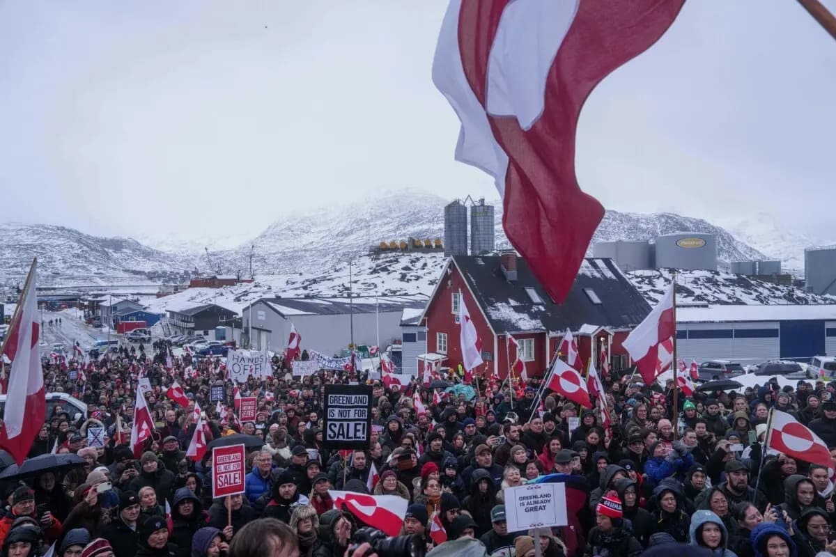 La gente protesta contra el objetivo del presidente Donald Trump de que Estados Unidos adquiera Groenlandia, frente al consulado estadounidense en Nuuk, Groenlandia, el 17 de enero de 2026. (Foto AP/Evgeniy Maloletka)