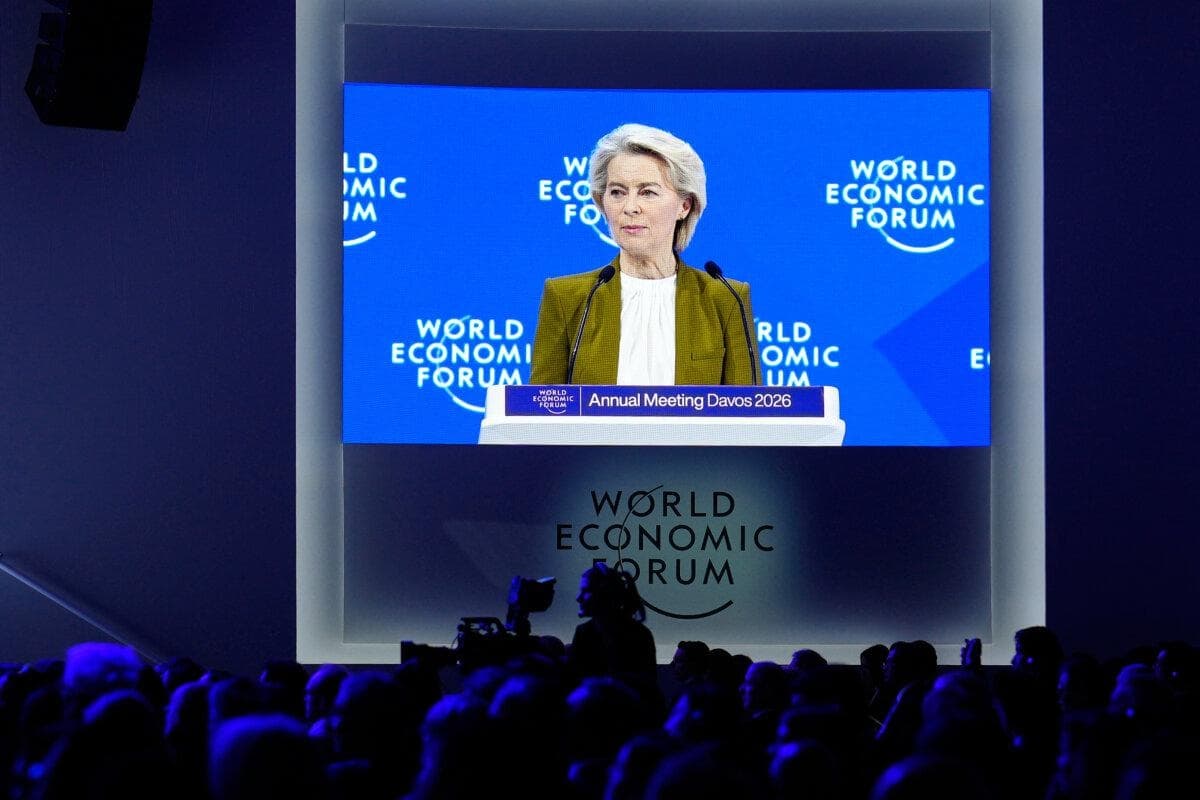 La presidenta de la Comisión Europea, Ursula von der Leyen, habla durante la reunión anual del Foro Económico Mundial en Davos, Suiza, el 20 de enero de 2026. (Foto AP/Markus Schreiber)
