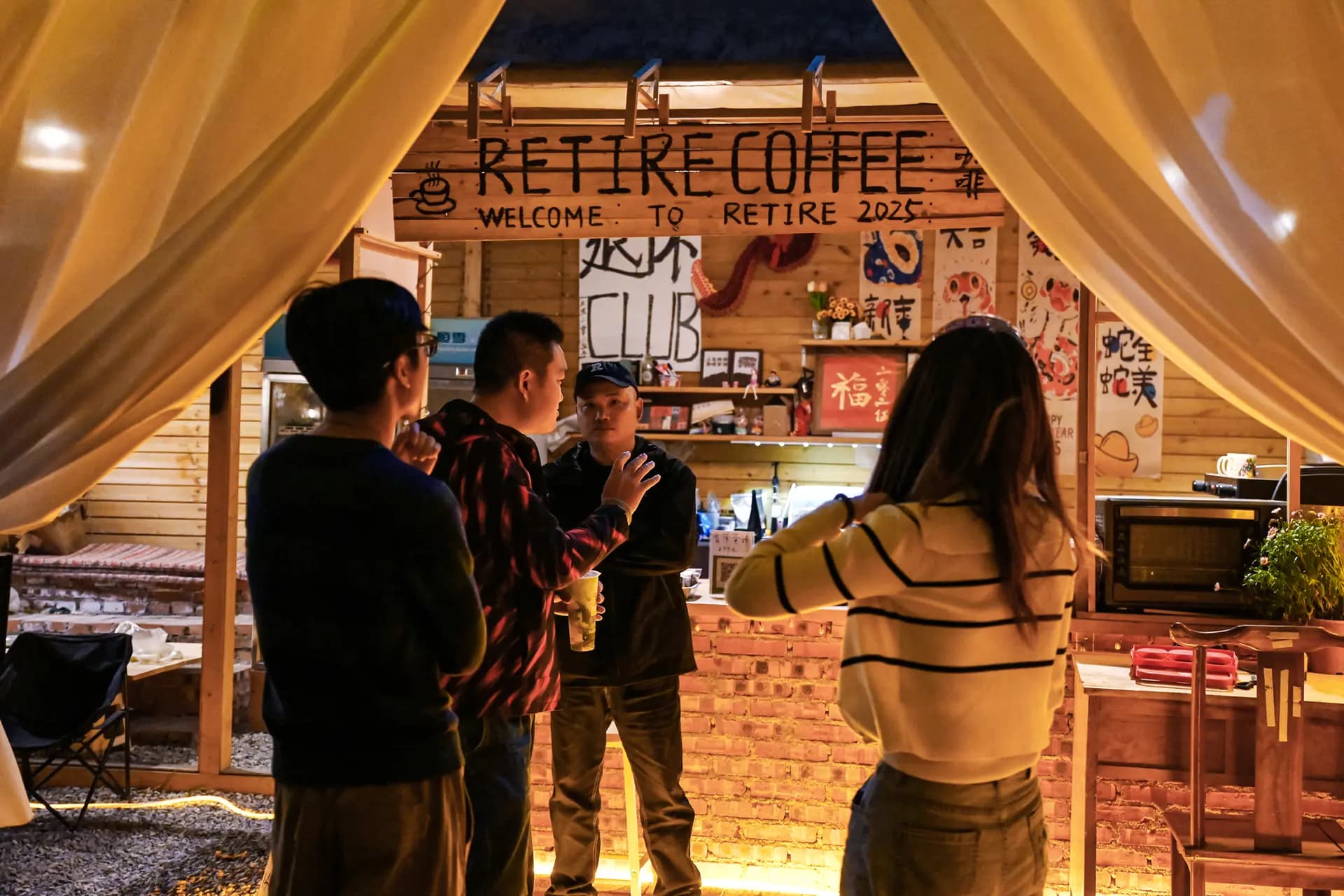 Jóvenes chinos charlan después de ver actuar a un músico en una “residencia de ancianos para jóvenes” en Dali, provincia de Yunnan, China, el 2 de abril de 2025. Las “residencias de ancianos para jóvenes” han aparecido a medida que los jóvenes chinos adoptan un estilo de vida “acostado” y rechazan la intensa cultura laboral que antes era habitual en China. (Greg Baker/AFP a través de Getty Images).