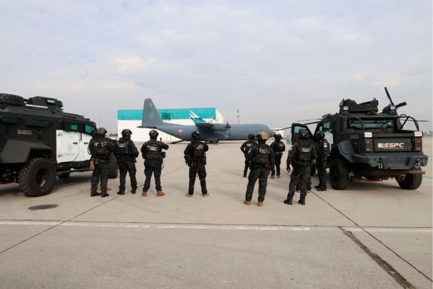 Fotografía cedida por la Secretaria de Seguridad y Protección Ciudadana, que muestra el operativo del traslado de 37 presos desde la Ciudad de México, México. (EFE/Secretaria de Seguridad y Protección Ciudadana)