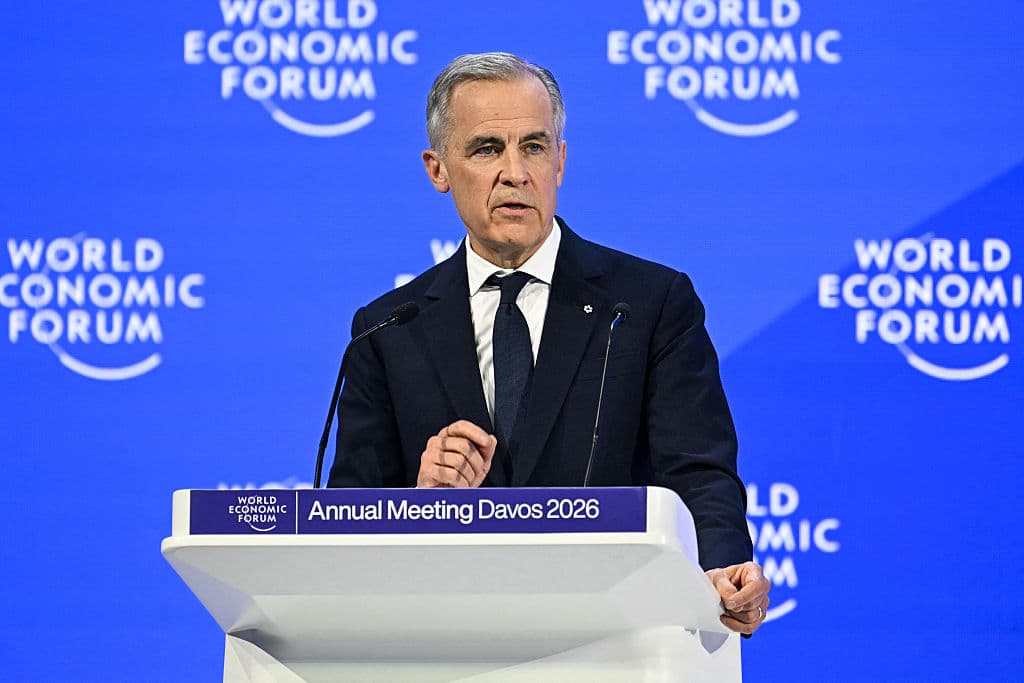 El primer ministro de Canadá, Mark Carney, pronuncia un discurso durante la reunión anual del Foro Económico Mundial (FEM) en Davos el 20 de enero de 2026. El Foro Económico Mundial se celebra en Davos del 19 al 23 de enero de 2026. (Fabrice COFFRINI/AFP a través de Getty Images)