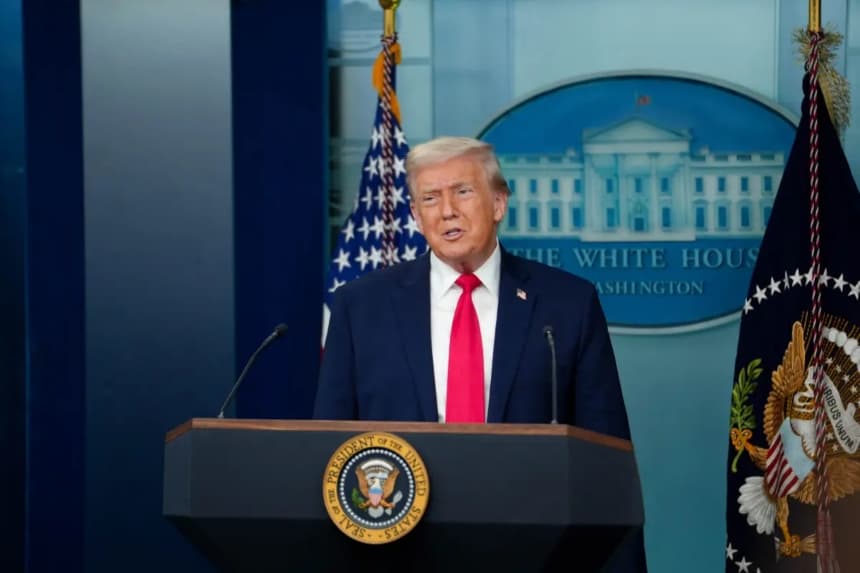 El presidente Donald Trump habla durante una rueda de prensa con motivo del primer año de su segundo mandato, en la Casa Blanca, el 20 de enero de 2025. (Madalina Kilroy/The Epoch Times)