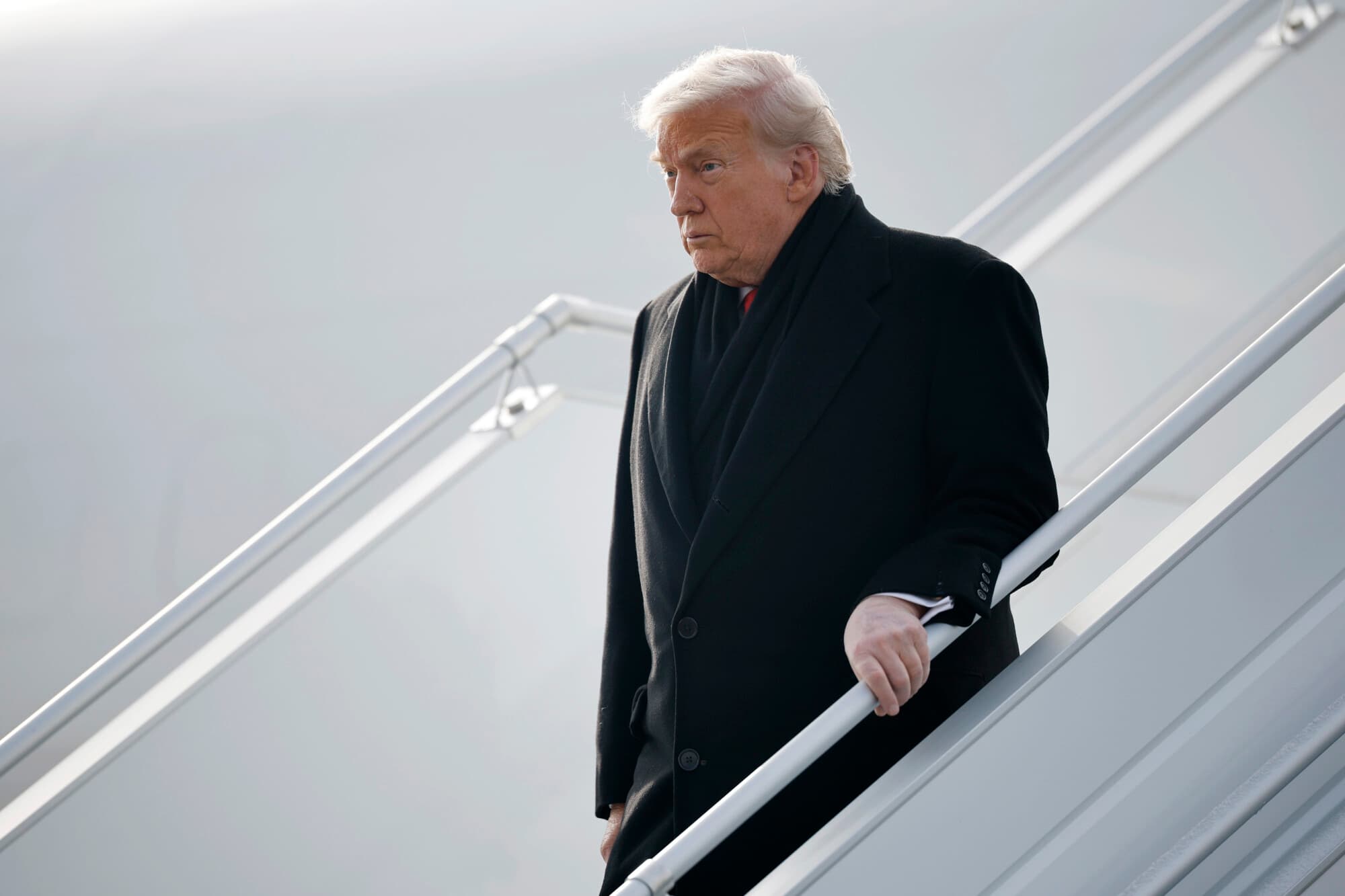El presidente Donald Trump desembarca del Air Force One a su llegada al aeropuerto de Zúrich antes de asistir al Foro Económico Mundial (FEM) en Davos, el 21 de enero de 2026 en Zúrich, Suiza. La reunión anual de líderes políticos y empresariales se celebra en medio de crecientes tensiones entre Estados Unidos y Europa por una serie de cuestiones, entre ellas la promesa de Trump de adquirir Groenlandia, un territorio danés semiautónomo. (Foto de Chip Somodevilla/Getty Images)