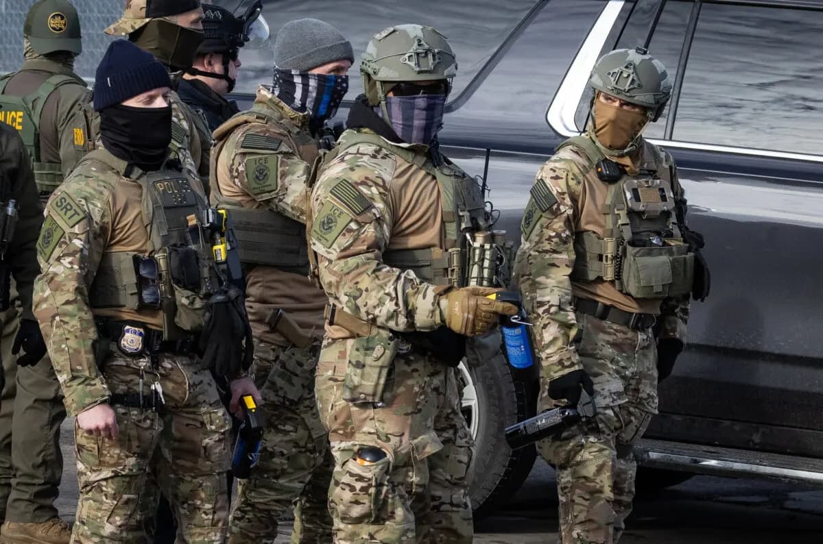 Agentes del Servicio de Inmigración y Control de Aduanas (ICE) se enfrentan a manifestantes frente al edificio federal Bishop Henry Whipple en Minneapolis, Minnesota, el 12 de enero de 2026. (John Fredricks/The Epoch Times)