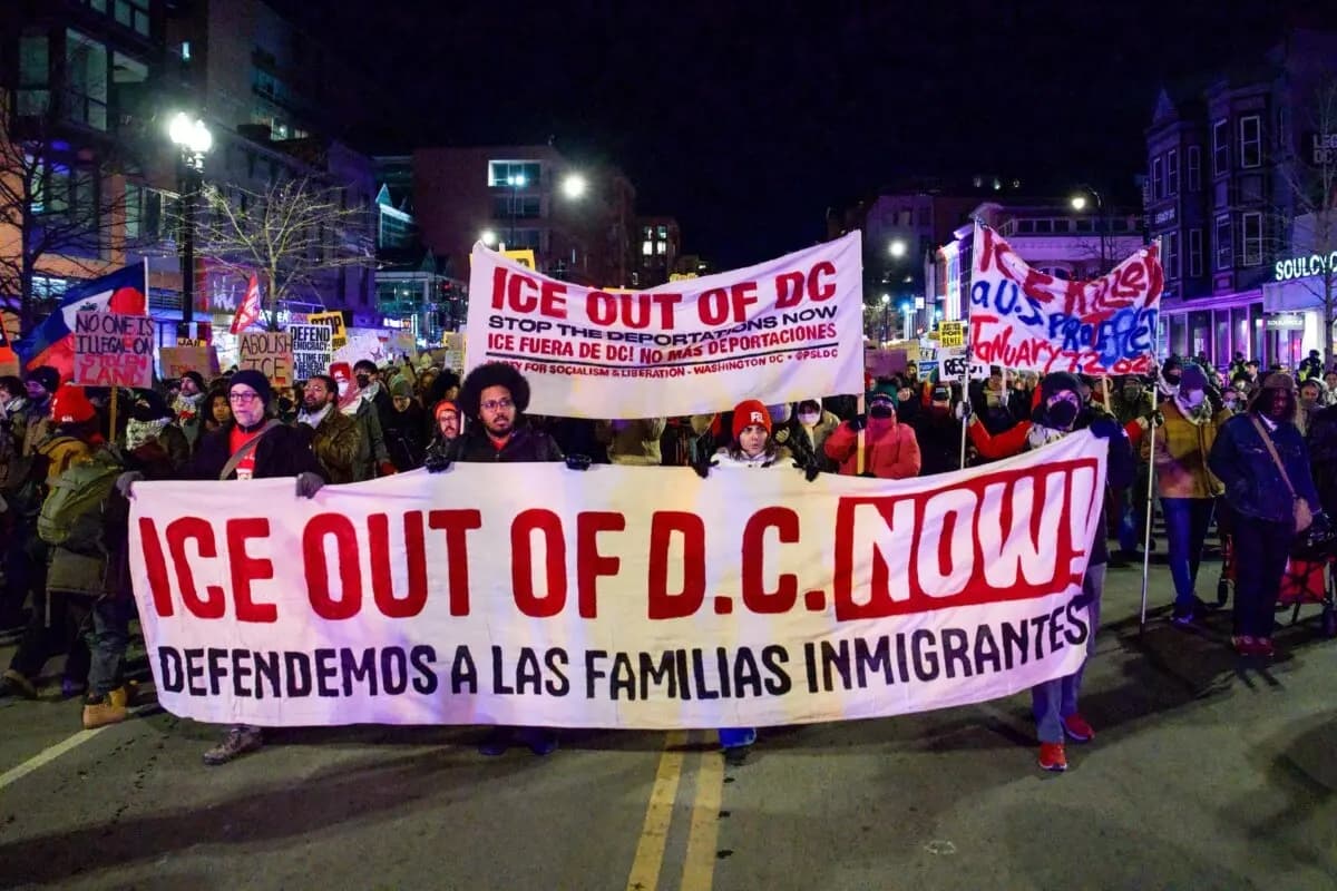 La gente se une a una marcha para protestar contra las operaciones del Servicio de Inmigración y Control de Aduanas en Washington el 20 de enero de 2026. (Madalina Kilroy/The Epoch Times)