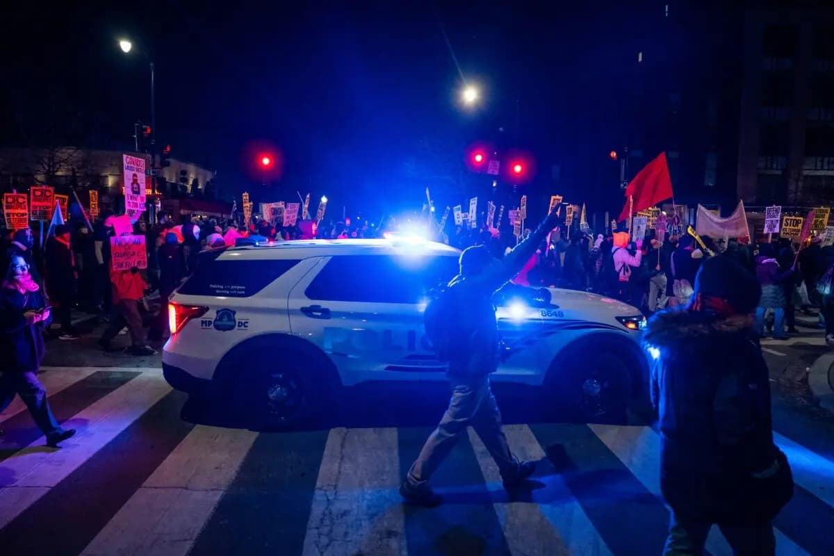 Personas se unen a una marcha para protestar contra las operaciones del Servicio de Inmigración y Control de Aduanas, en Washington, el 20 de enero de 2026. (Madalina Kilroy/The Epoch Times)