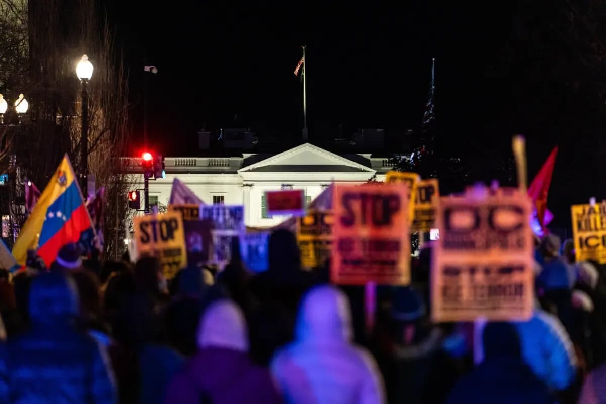 Personas se unen a una marcha para protestar contra las operaciones del Servicio de Inmigración y Control de Aduanas, en Washington, el 20 de enero de 2026. (Madalina Kilroy/The Epoch Times)
