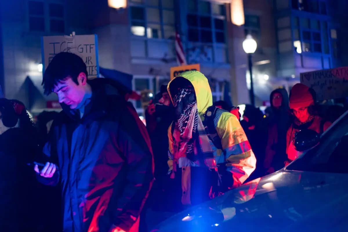 Personas se unen a una marcha para protestar contra las operaciones del Servicio de Inmigración y Control de Aduanas, en Washington, el 20 de enero de 2026. (Madalina Kilroy/The Epoch Times)