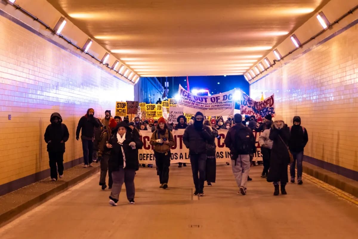 La gente se une a una marcha para protestar contra las operaciones del Servicio de Inmigración y Control de Aduanas, en Washington, el 20 de enero de 2026. (Madalina Kilroy/The Epoch Times)
