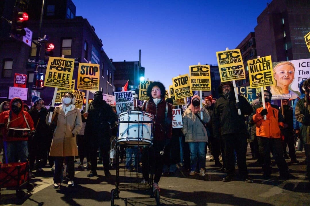 La gente se une a una marcha para protestar contra las operaciones del ICE en Washington el 20 de enero de 2026. (Madalina Kilroy/The Epoch Times)