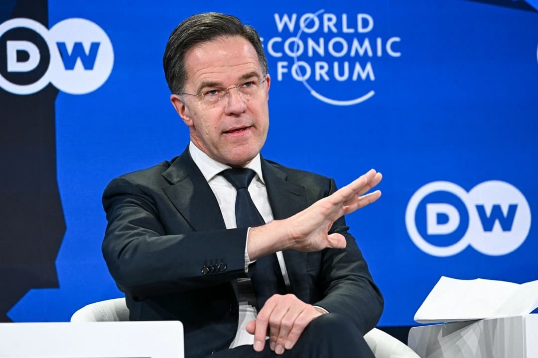 El secretario general de la OTAN, Mark Rutte, gesticula mientras habla durante la reunión anual del Foro Económico Mundial (FEM) en Davos, Suiza, el 21 de enero de 2026. (Fabrice COFFRINI / AFP a través de Getty Images)