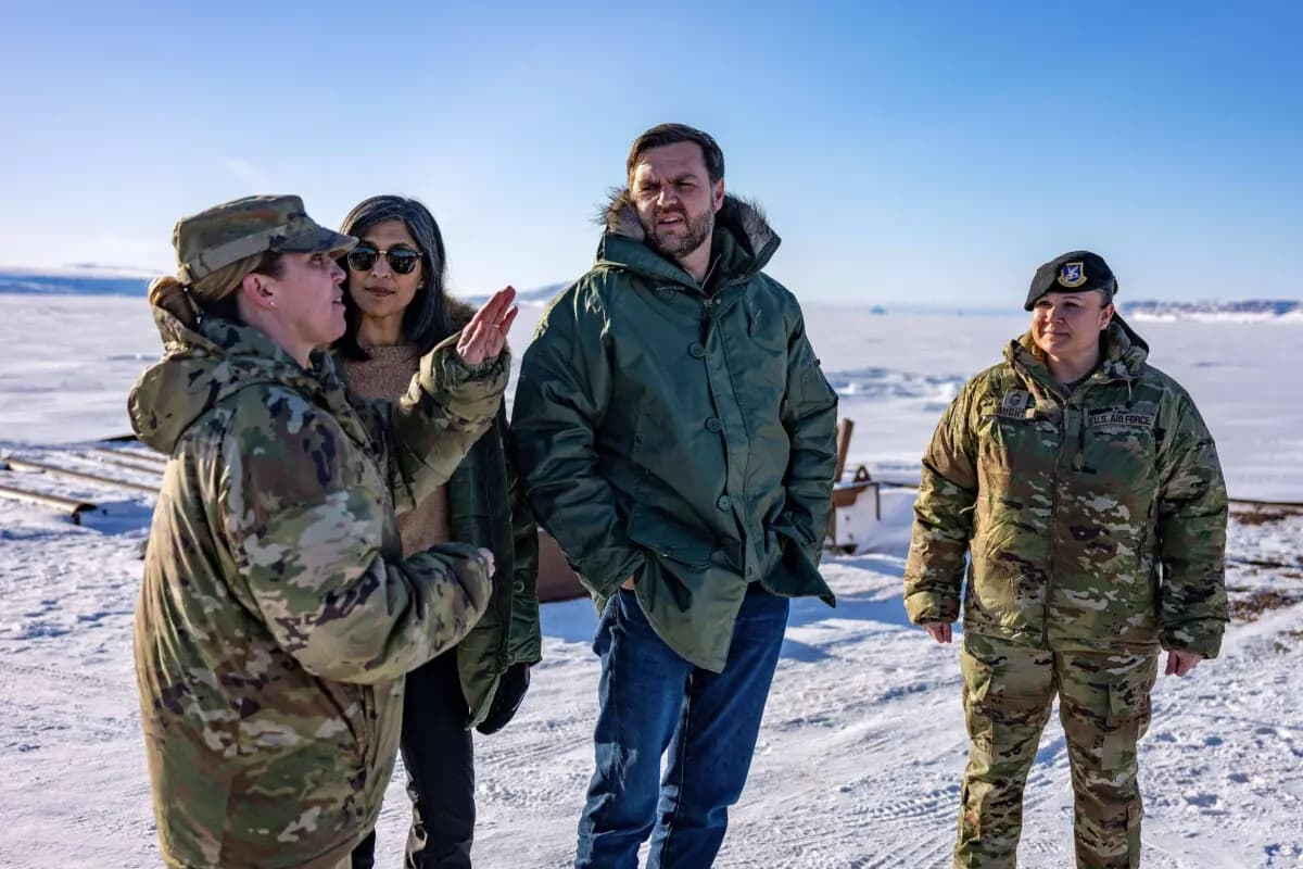 El vicepresidente de Estados Unidos, JD Vance, y la segunda dama, Usha Vance, visitan la base espacial Pituffik del ejército estadounidense en Groenlandia el 28 de marzo de 2025. (Jim Watson/AP)