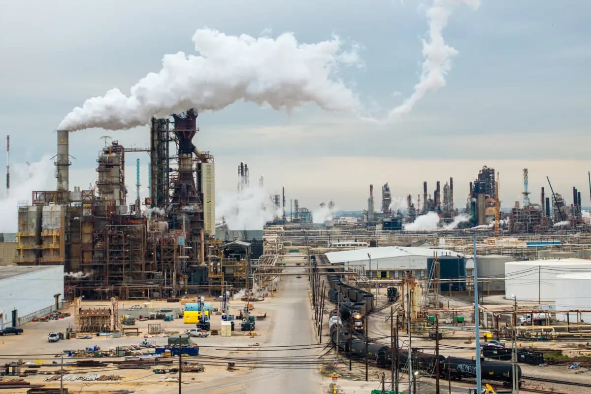 En una vista aérea, se ve la refinería Exxon Mobil Baytown en Baytown, Texas, el 13 de enero de 2026. El presidente Donald Trump ha amenazado con excluir a Exxon Mobil del mercado energético de Venezuela tras expresar que "no le gustaba la respuesta de Exxon", al tiempo que presionaba a las empresas petroleras para que comenzaran a invertir allí. Exxon sigue interesada y está dispuesta a enviar un equipo para evaluar la infraestructura petrolera existente. (Brandon Bell/Getty Images).