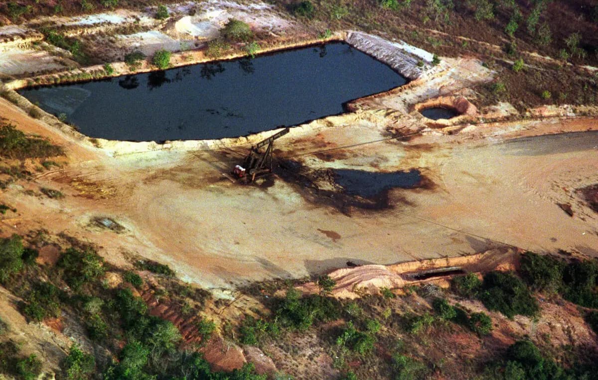 Vista aérea de un pozo petrolífero en el este de Monagas, en Maturín, Venezuela, el 13 de febrero de 1998. (Bertrand Parres/AFP vía Getty Images).