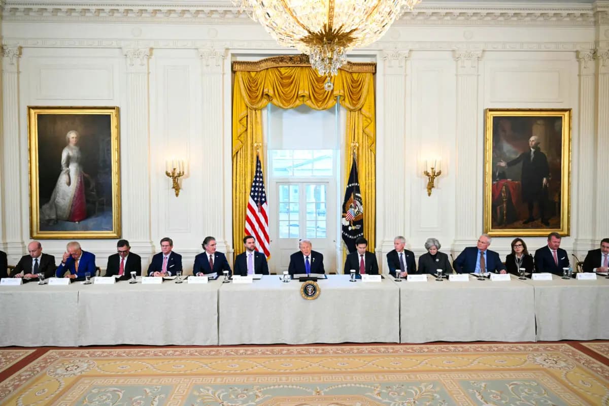 El presidente Donald Trump habla durante una reunión con ejecutivos de empresas petroleras estadounidenses en el Salón Este de la Casa Blanca en Washington, D.C., el 9 de enero de 2026. (Saul Loeb/AFP a través de Getty Images).