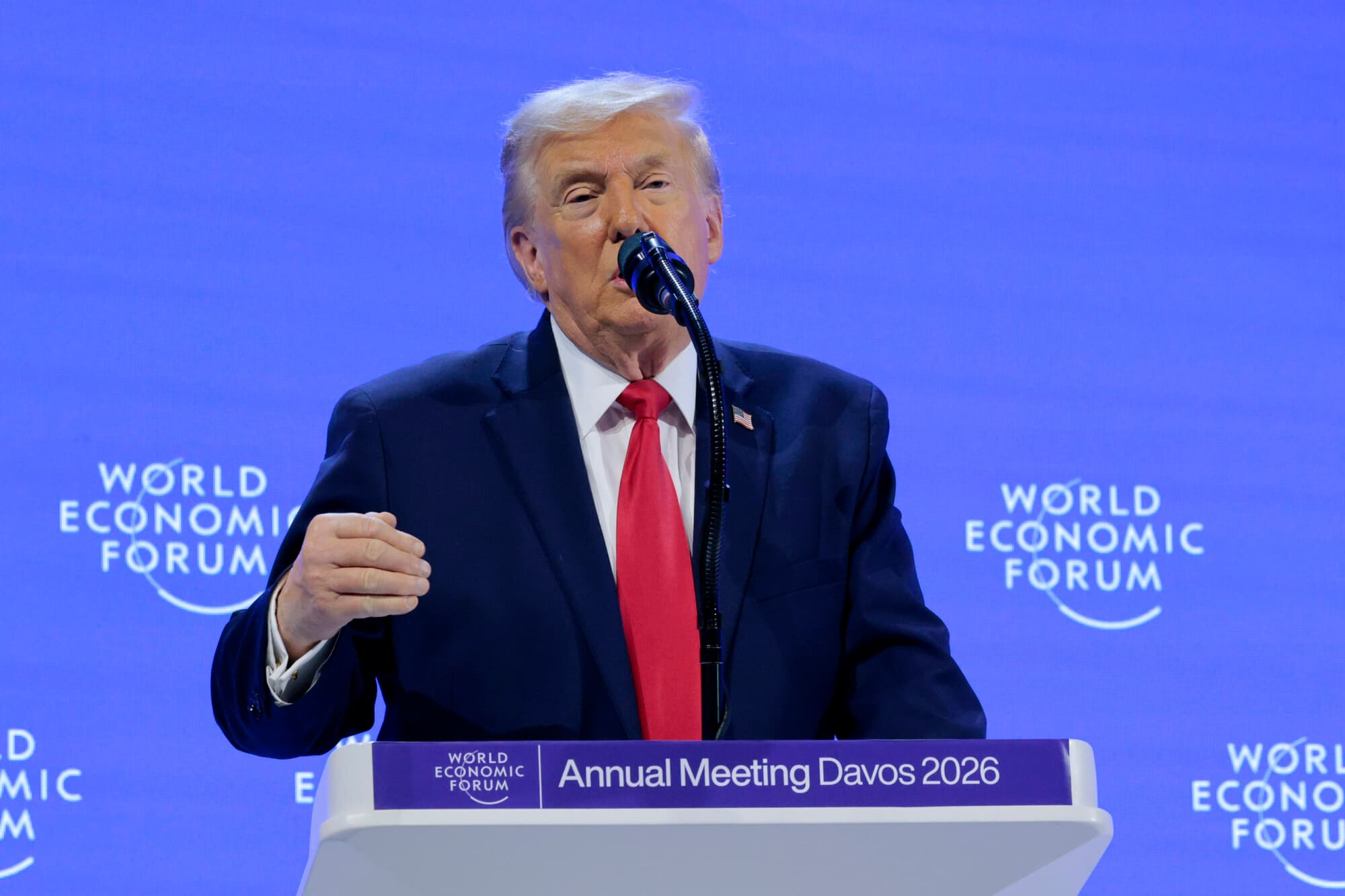 El presidente Donald Trump pronuncia un discurso en el Foro Económico Mundial (FEM) en Davos, Suiza, el 21 de enero de 2026. (Chip Somodevilla/Getty Images)