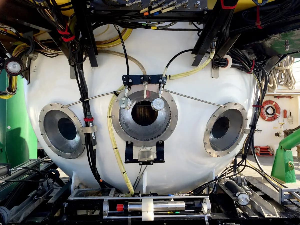 El sumergible Pisces V se encuentra en la cubierta de un buque de investigación durante una expedición a montes submarinos previamente inexplorados frente a la costa de la isla grande de Hawái el 8 de septiembre de 2016. El grupo de volcanes submarinos conocido como los montes submarinos Geologist tiene unos 80 millones de años y podría albergar muchas especies animales nuevas, así como elementos como níquel y cobalto que las empresas mineras podrían extraer. (Foto AP/Caleb Jones)