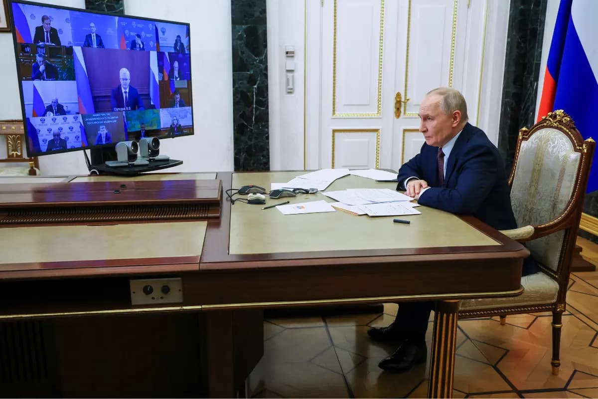 El presidente ruso, Vladímir Putin, asiste a una reunión del gabinete por videoconferencia en el Kremlin, en Moscú, Rusia, el 21 de enero de 2026. (Vyacheslav Prokofyev/Sputnik, Kremlin Pool Photo vía AP).