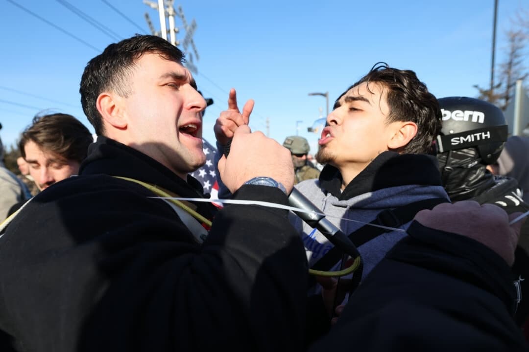 Un partidario del Servicio de Inmigración y Control de Aduanas discute con un contramanifestante frente al edificio federal Bishop Henry Whipple en Minneapolis el 9 de enero de 2026. (Foto AP/Adam Bettcher)