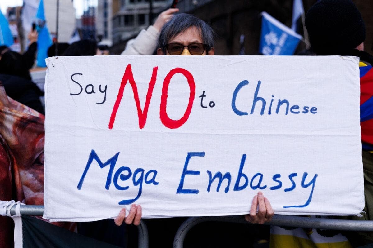 Manifestantes frente al emplazamiento propuesto para la nueva embajada china en Londres el 17 de enero de 2026. (Dan Kitwood/Getty Images)