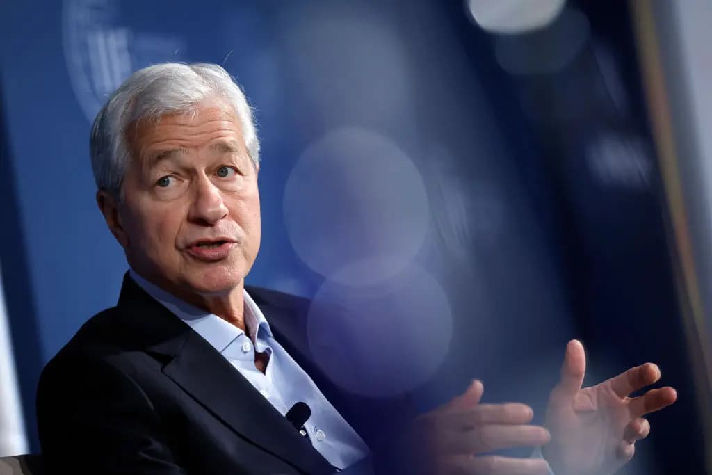 El director ejecutivo de JPMorgan Chase, Jamie Dimon, habla en la reunión anual de miembros del Instituto de Finanzas Internacionales en el edificio Ronald Reagan de Washington el 24 de octubre de 2024. (Kevin Dietsch/Getty Images)