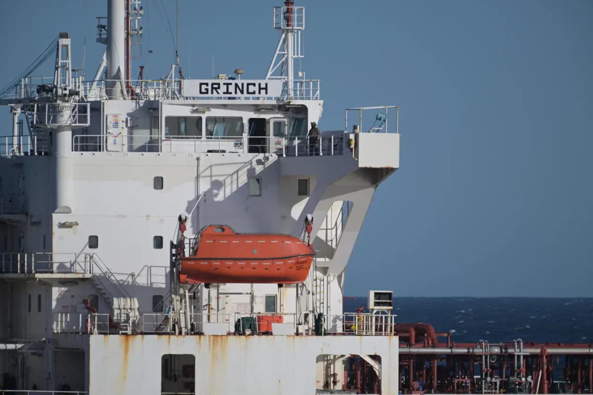 Un petrolero en el mar Mediterráneo que viajaba desde Rusia, fotografiado tras ser interceptado por la Armada francesa el 22 de enero de 2026. (Ejército francés a través de AP)