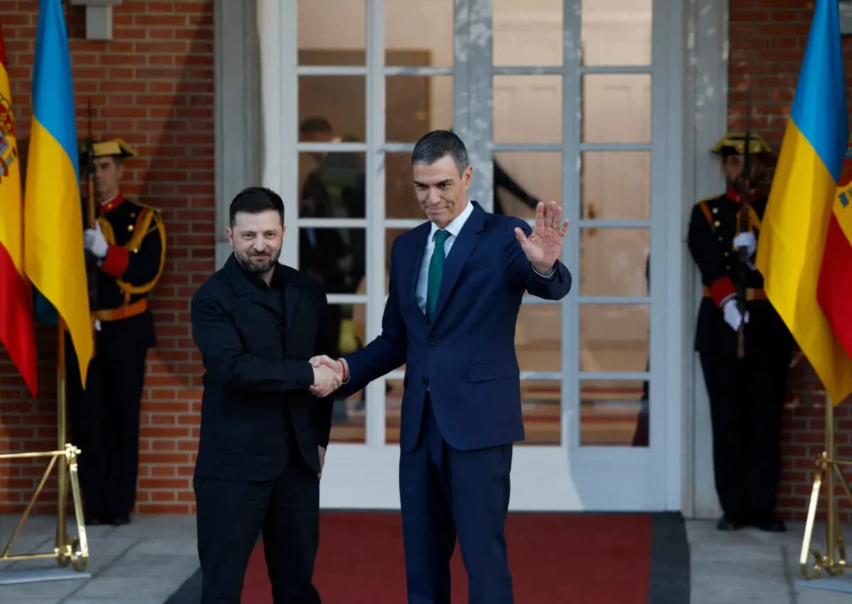 El presidente del gobierno español, Pedro Sánchez, recibe al presidente ucraniano, Volodymyr Zelenskyy (izquierda), en el Palacio de la Moncloa, en Madrid, el 18 de noviembre de 2025. (Pierre-Philippe Marcou/AFP vía Getty Images).