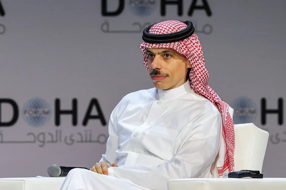 <em>El ministro de Asuntos Exteriores de Arabia Saudita, el príncipe Faisal bin Farhan al-Saud, asiste a una sesión plenaria titulada "Transformando para una nueva era" durante el Foro de Doha, en Doha, Catar, el 26 de marzo de 2022. (Karim Jaafar/AFP vía Getty Images)</em>