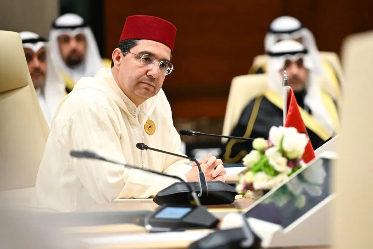 <em>El ministro de Asuntos Exteriores de Marruecos, Nasser Bourita, asiste a la 163.a reunión del Consejo Ministerial del CCG con Marruecos en La Meca, Arabia Saudita, el 6 de marzo de 2025. (Amer Hilabi/AFP vía Getty Images)</em>