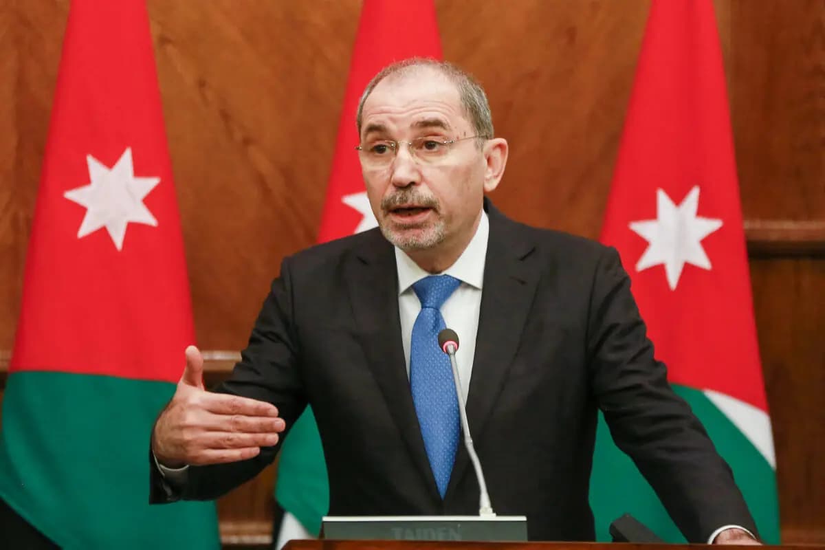 <em>El ministro de Asuntos Exteriores de Jordania, Ayman Safadi, habla durante una conferencia de prensa en Amán, Jordania, el 3 de enero de 2022. Khalil Mazraawi/AFP vía Getty Images)</em>