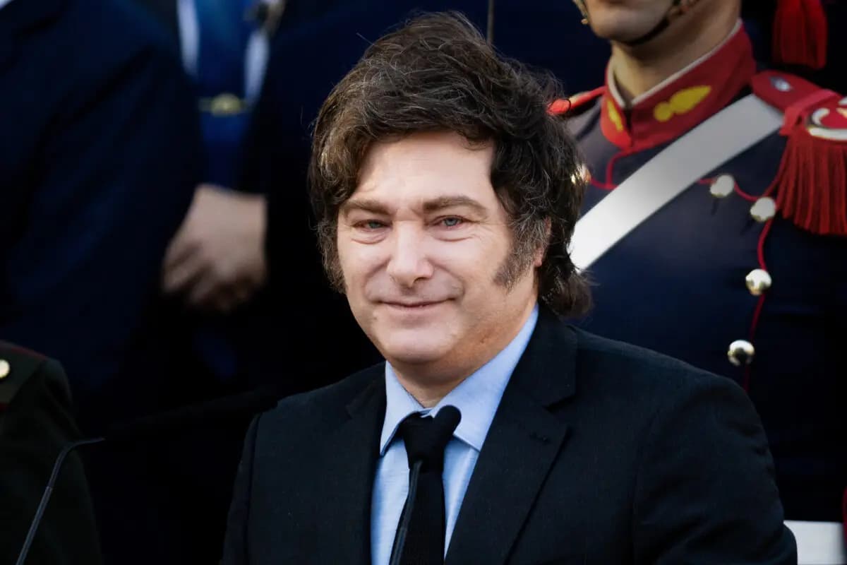 <em>El presidente argentino Javier Milei pronuncia un discurso en Buenos Aires, Argentina, el 2 de abril de 2025. (Tomás Cuesta/Getty Images)</em>