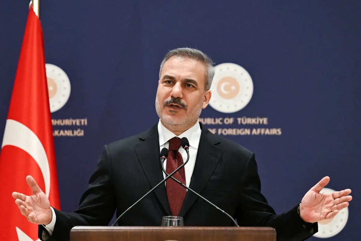 <em>El ministro de Asuntos Exteriores de Turquía, Hakan Fidan, se dirige a la audiencia durante una rueda de prensa para repasar el año pasado y compartir perspectivas sobre los acontecimientos regionales y globales en Estambul, el 15 de enero de 2026. (Ozan Kose/AFP vía Getty Images)</em>