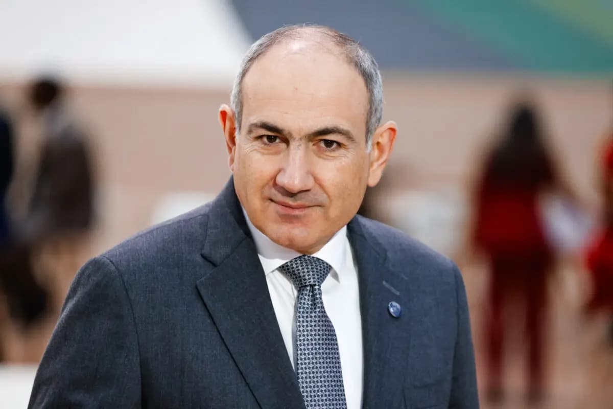 <em>El primer ministro de Armenia, Nikol Pashinyan, llega a una sesión plenaria de la Cumbre de Acción sobre Inteligencia Artificial, en el Grand Palais de París, el 11 de febrero de 2025. (Ludovic Marin/AFP vía Getty Images)</em>