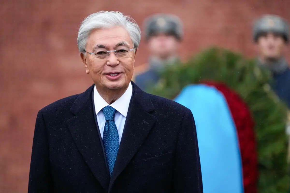 <em>El presidente de Kazajistán, Kassym-Jomart Tokayev, cerca del muro del Kremlin en Moscú, el 12 de noviembre de 2025. (Alexander Zemlianichenko/POOL/AFP vía Getty Images)</em>