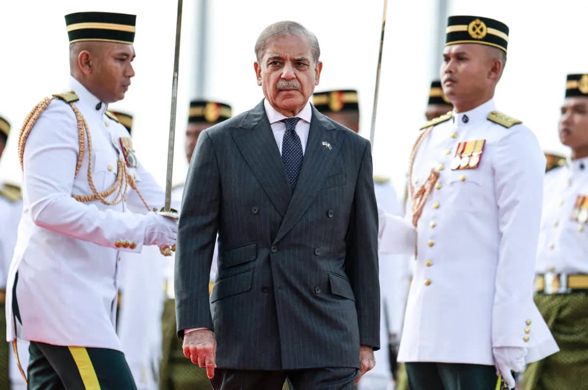 <em>El primer ministro de Pakistán, Shehbaz Sharif, inspecciona la guardia de honor en Putrajaya, Malasia, el 6 de octubre de 2025. (Hasnoor Hussain/POOL/AFP vía Getty Images)</em>